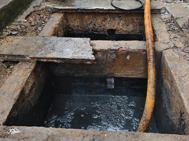 餐厅清理化粪池